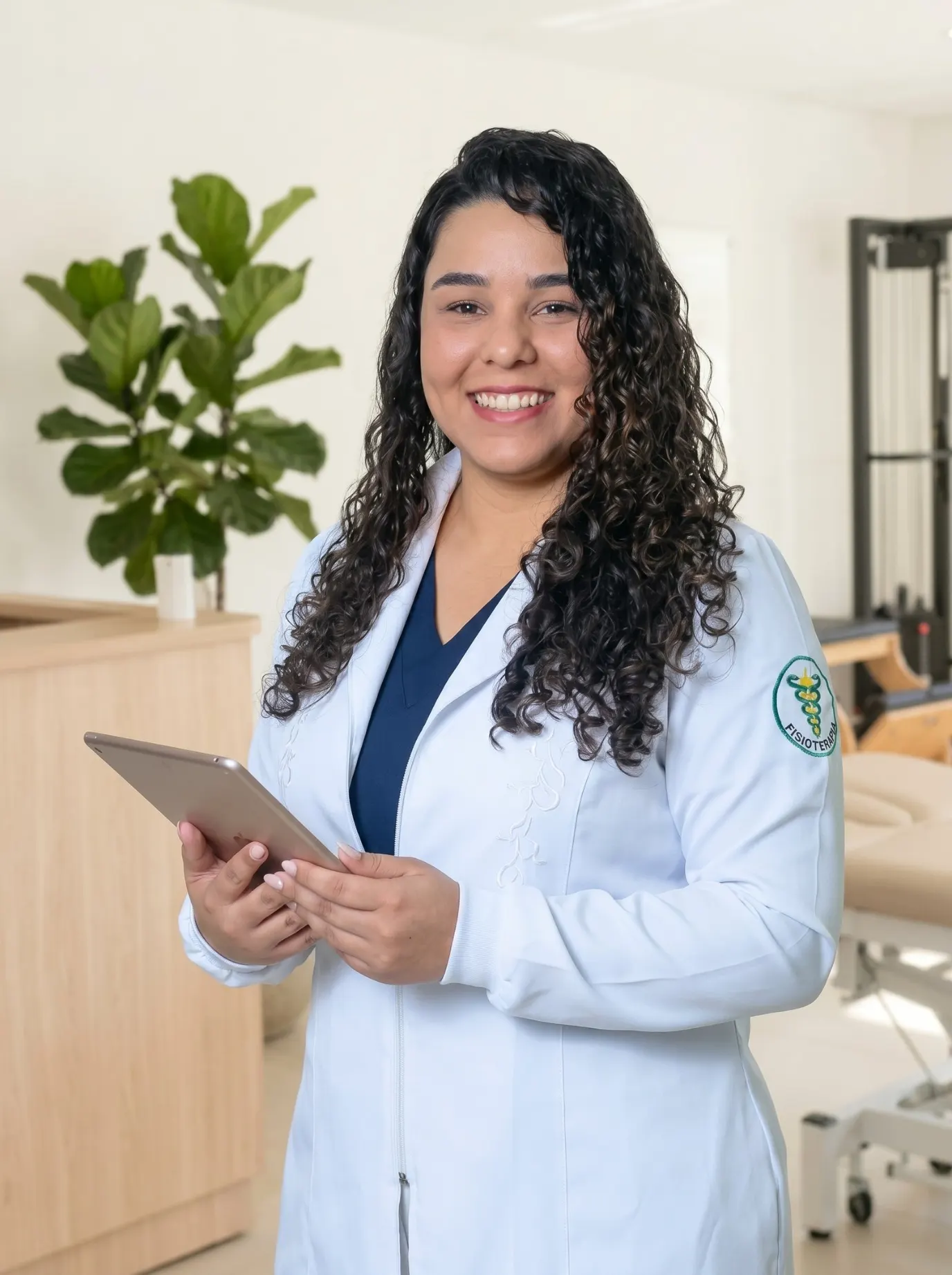 Dra. Bruna Barro atendendo no studio de fisioterapia e Pilates